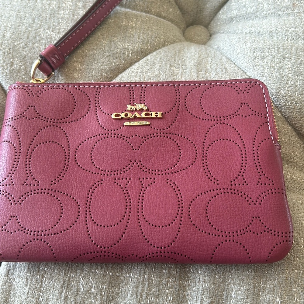 Coach‎ pink wristlet